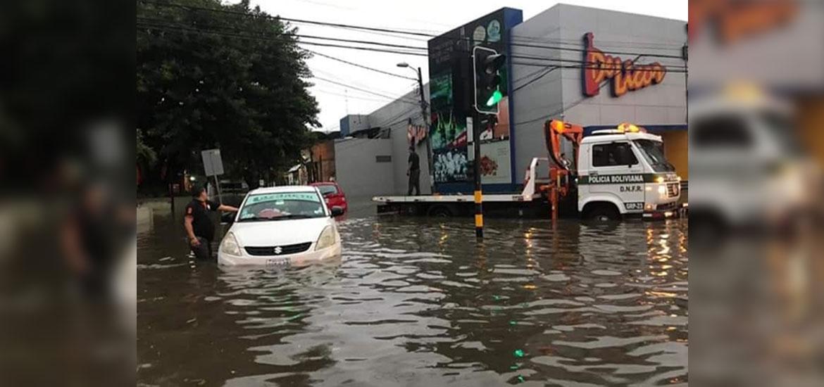 Torrencial lluvia deja a Santa Cruz bajo agua El Alte o