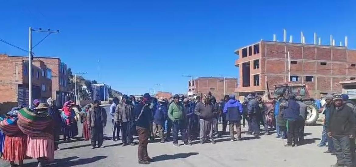 Pobladores de Achacachi bloquean ruta a Copacabana. Foto: Captura de video. 