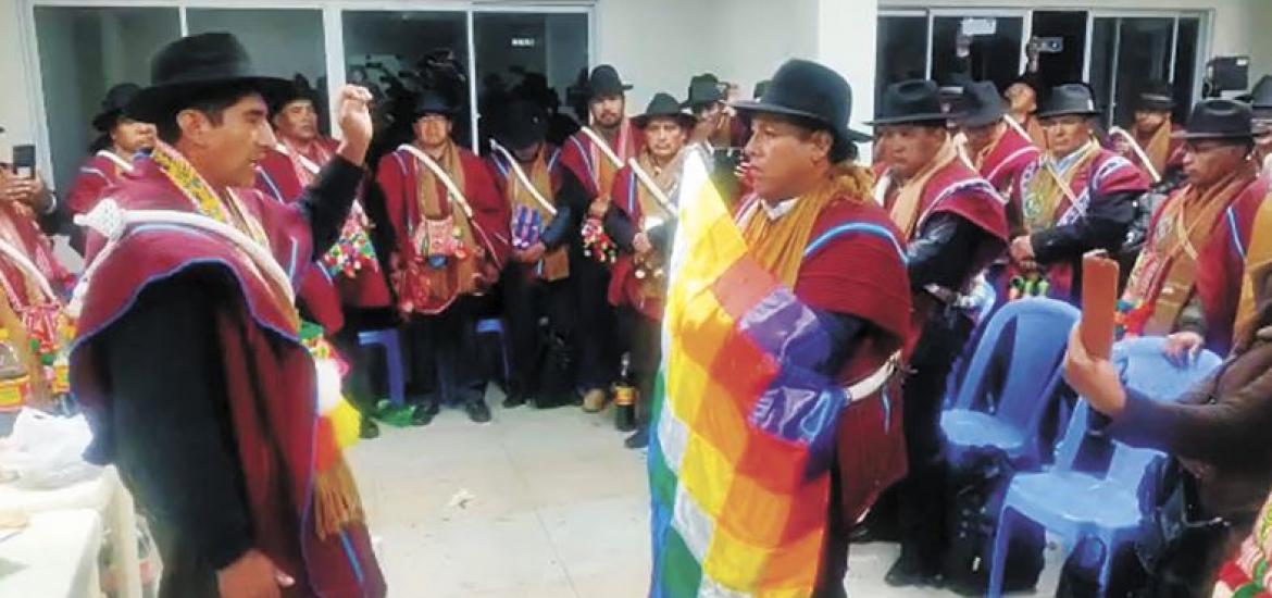 Javier Alejo (derecha) es posesionado como nuevo ejecutivo de Túpac Kataride La Paz. Foto: Captura de video. 