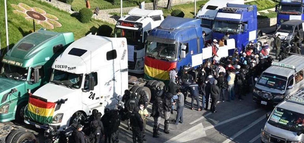 Camiones impiden el libre tránsito de motorizados. Foto: APG