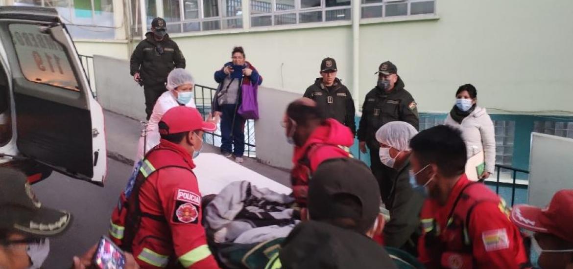 Policía evacuado al Hospital Obrero de la ciudad de La Paz. Foto: RRSS