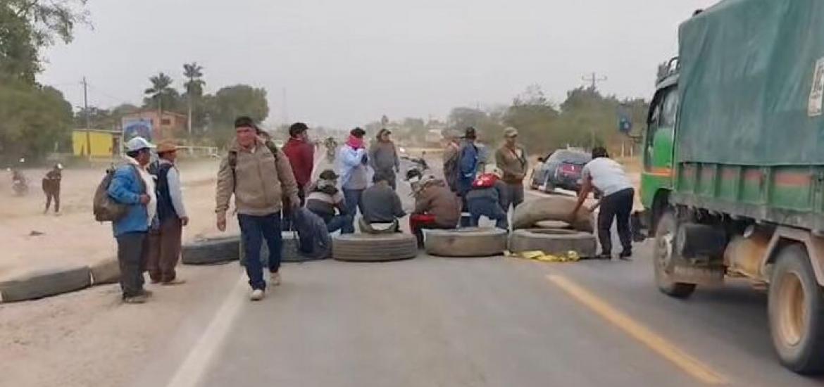 Productores bloquean por tercer día, en el sector de San Julián, Santa Cruz. Foto: ABI. 