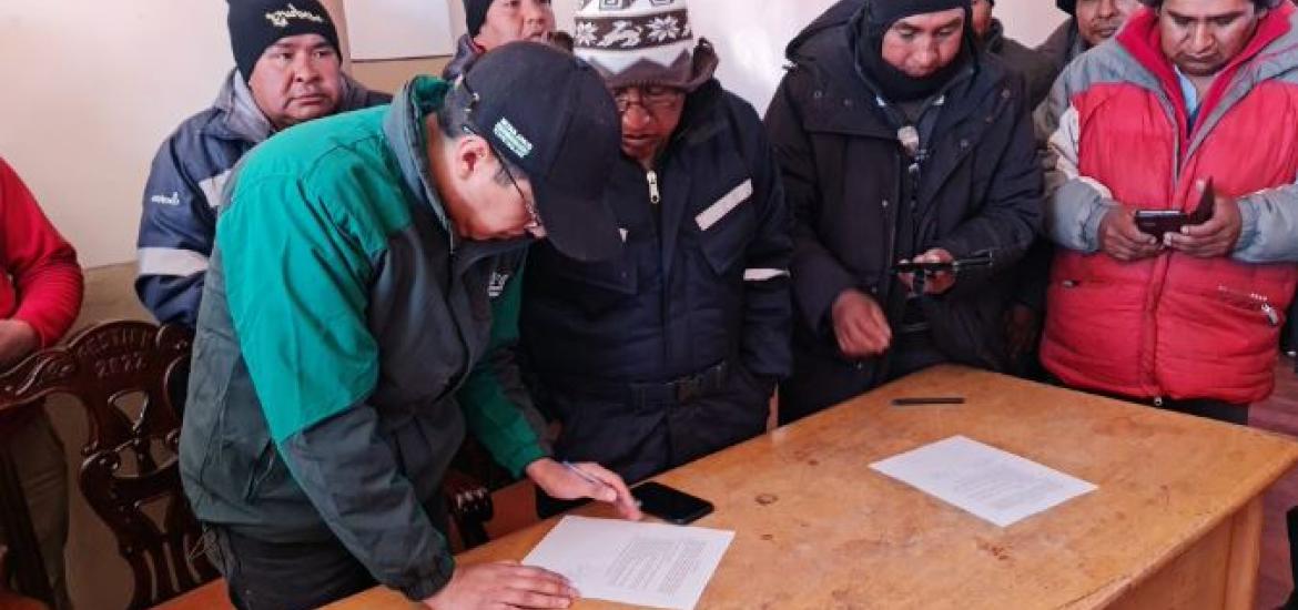 Director de la ANH y transporte de Oruro firman acuerdo en Tambo Quemado. Foto: ANH.