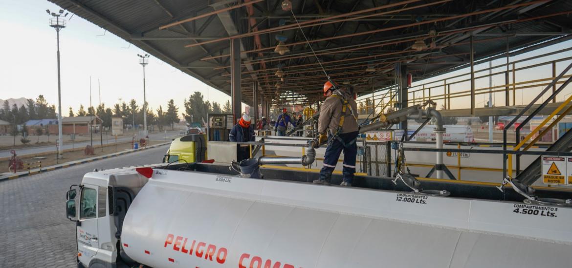 Personal de YPFB realiza el carguío de combustible a las cisternas. Foto: YPFB. 