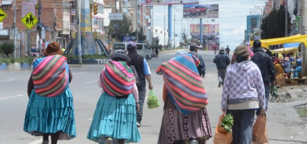 Mujeres de pollera caminan en una de las avenidas de El Alto. Foto: RRSS