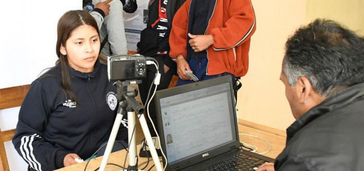 Una joven es registrada en el Padrón Electoral Biométrico en Oruro. Foto: Fuente Directa