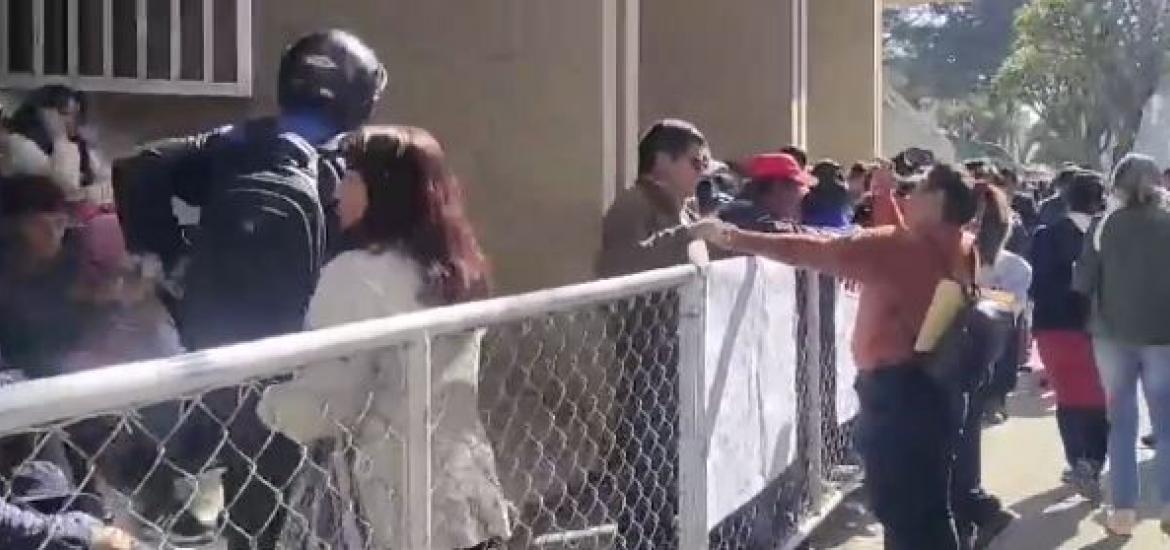 Personas afines a Evo Morales protestan en puertas del TCP. Foto: Captura de video. 