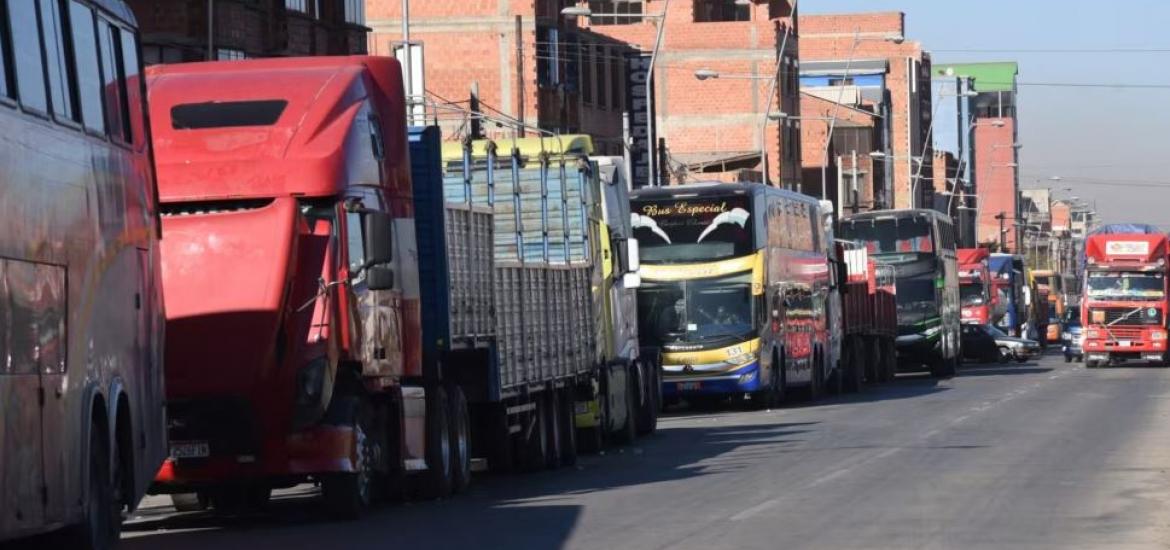 Fila de vehículos en una de las avenidas de la ciudad de El Alto. Foto: Reuters 