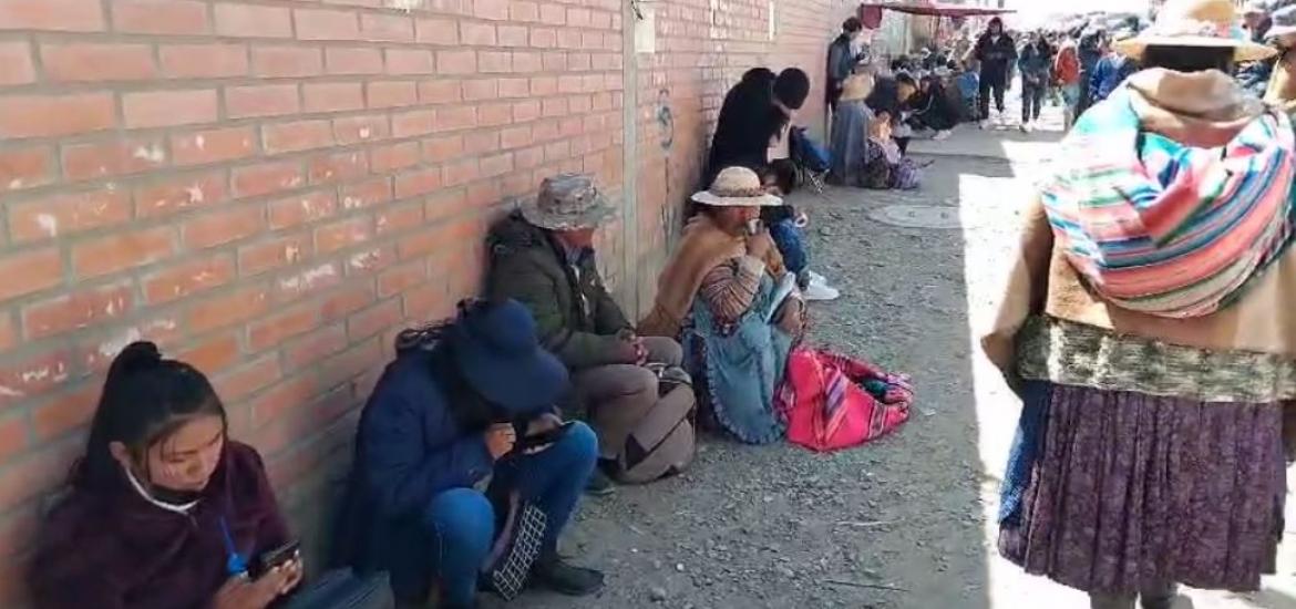 Fila en el Distrito 7. Foto: Captura de video. 