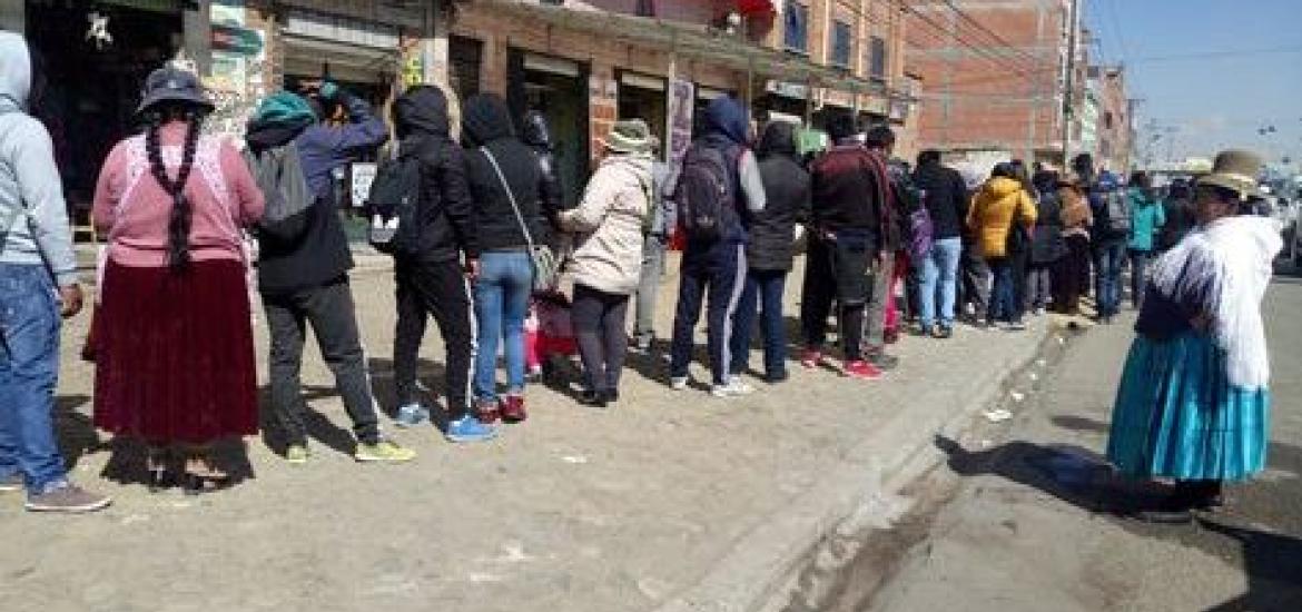 Filas en un centro de empadronamiento de El Alto. Foto: Twitter Erika Apaza.