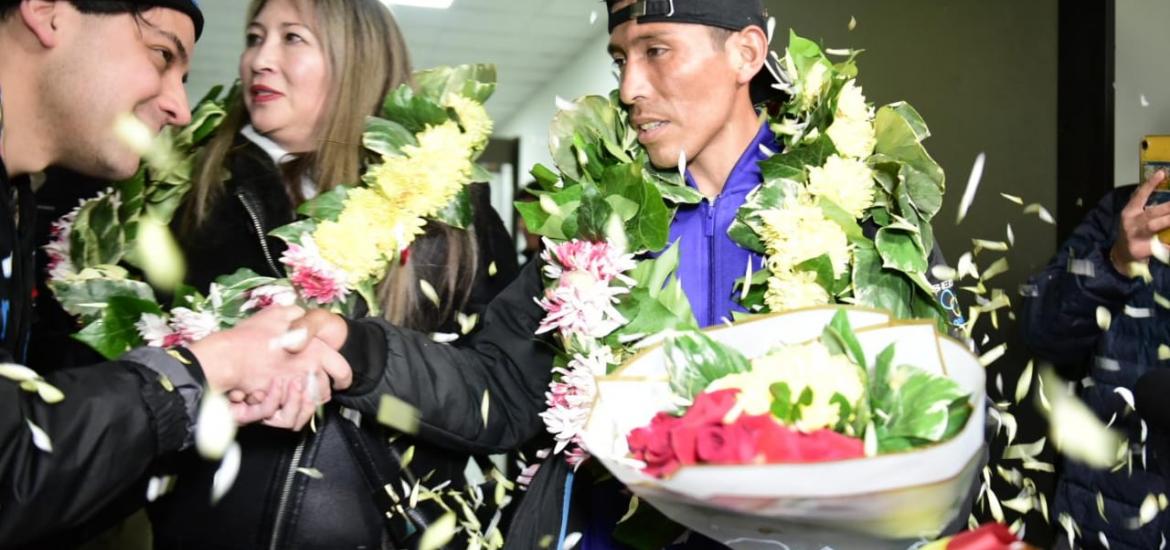 Héctor Garibay, llega al aeropuerto de El Alto. Foto: La Prensa/Álvaro Valero. 