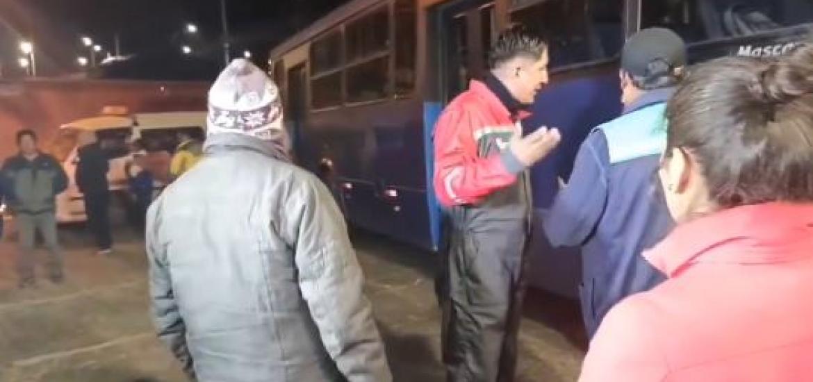 Percance entre transportistas y funcionarios de la Alcaldía de El Alto. Foto: Captura de video