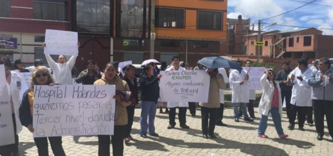 Profesionales y trabajadores del hospital Holandes. Foto: ANF. 