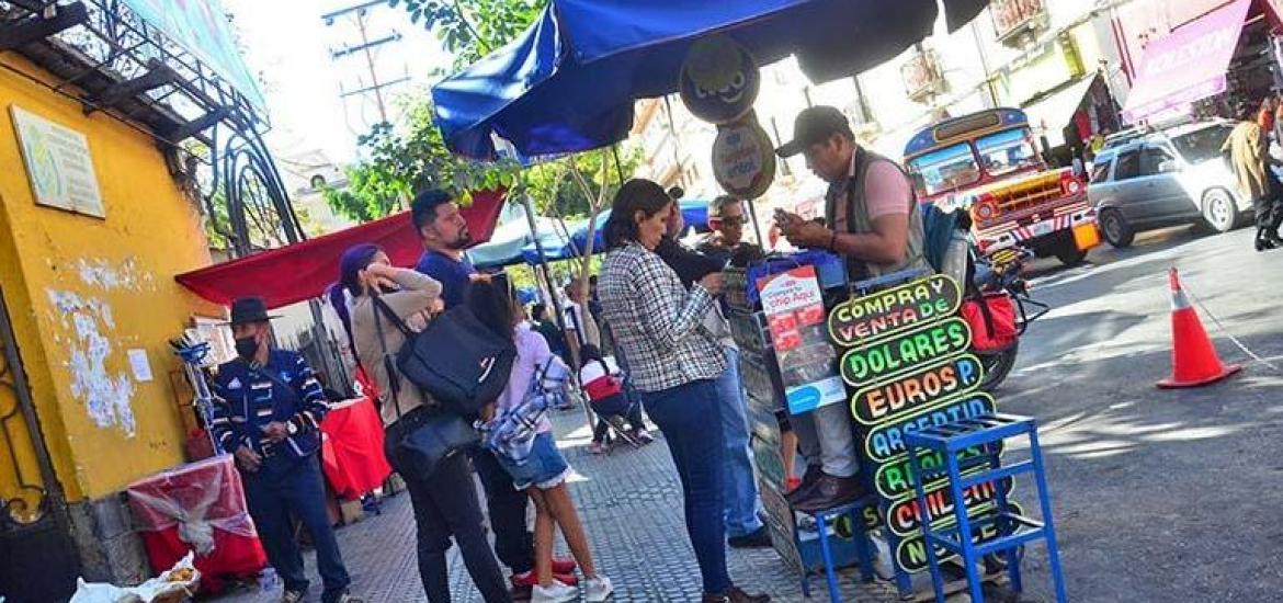 Un librecambista vende dólares. Foto: Los Tiempos. 