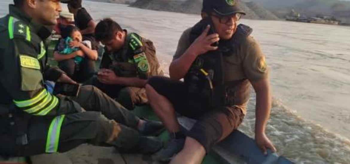 Policías en el río Chamaleo. Foto: Captura de video. 