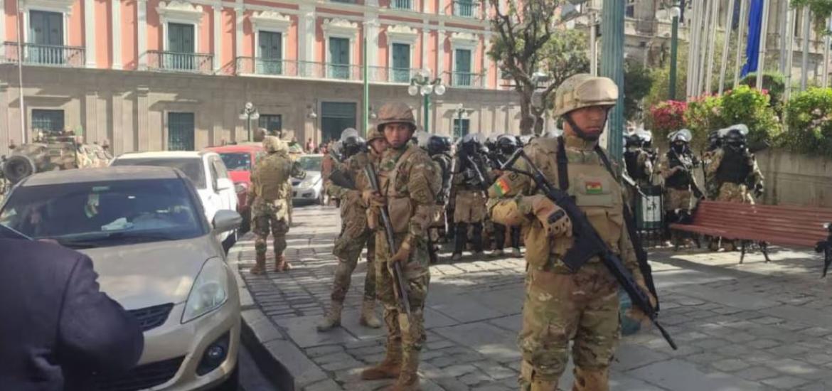 Militares en plaza Murillo. Foto: Asamblea Legislativa.