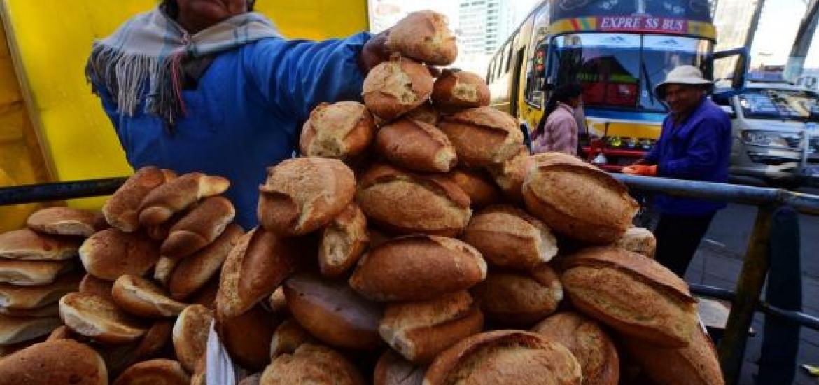 Una vendedora de pan. Foto: La Razón. 