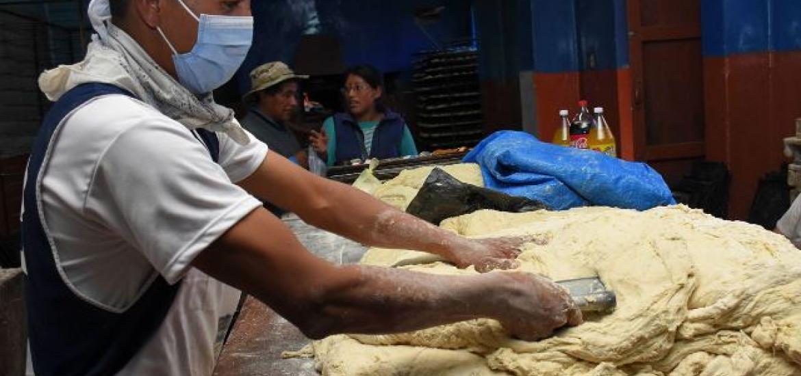 Un panificador chapea la masa. Foto: La Razón. 