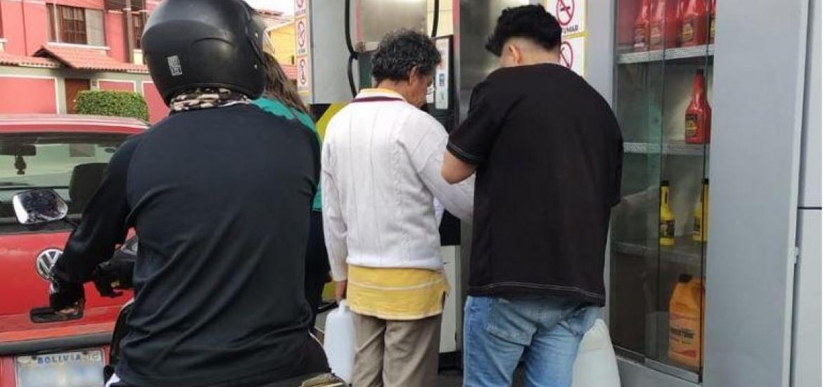 Personas realizan filas para comprar diésel en bidón Cochabamba. Foto: Los Tiempos. 