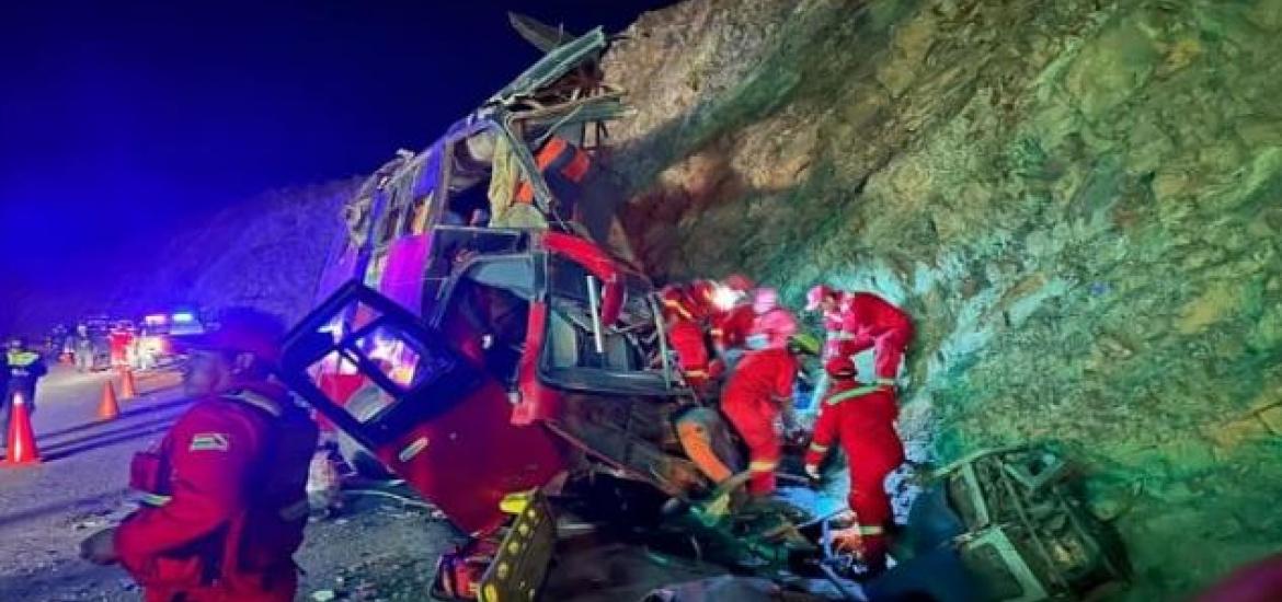 Bus choca contra una peña, Tarija. Foto: RRSS