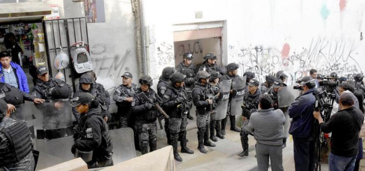 Policias en puertas de la COB. Foto: APG. 