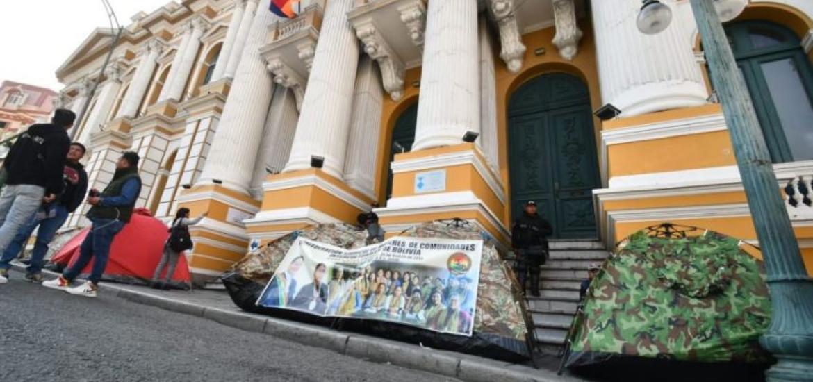 Carpas en el ingreso del edificio antiguo del Legislativo. Foto: APG 