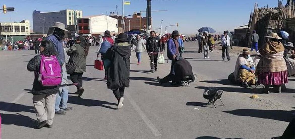 Gremiales del Sur El Alto, bloquean la ruta La Paz-El Alto. Foto: Captura de video.