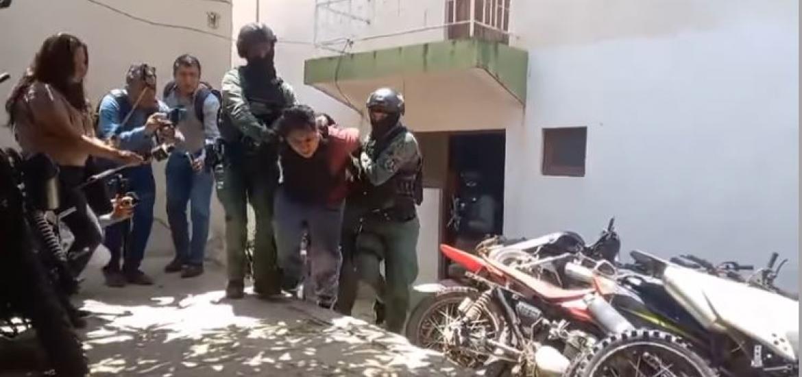 Policía acusado de robo de 30 millones de pesos argentinos. Foto: Captura de video. 