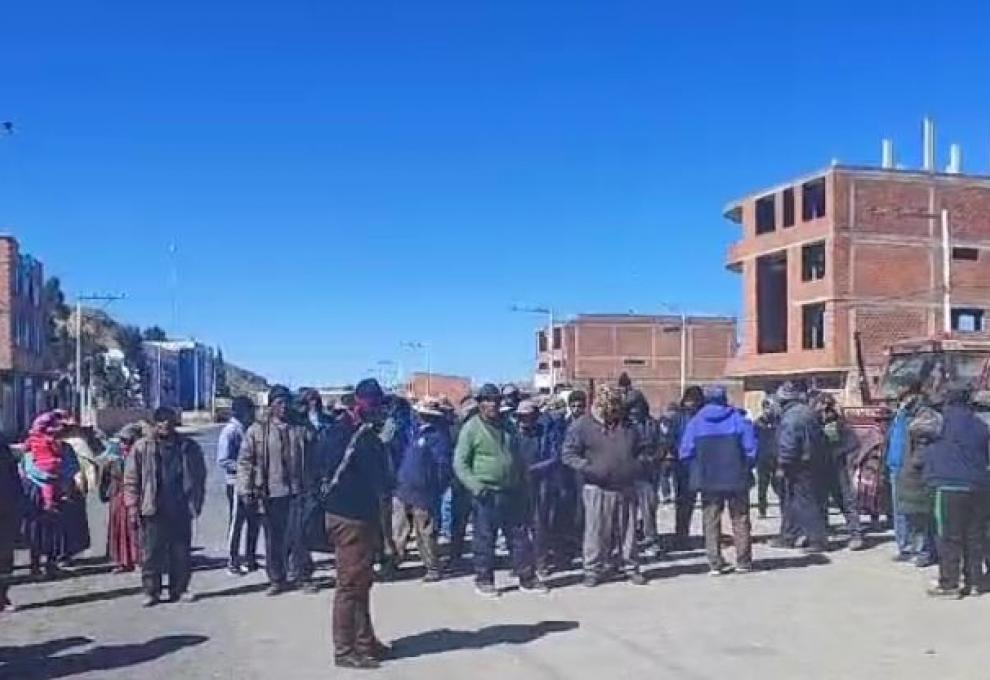 Pobladores de Achacachi bloquean ruta a Copacabana. Foto: Captura de video. 