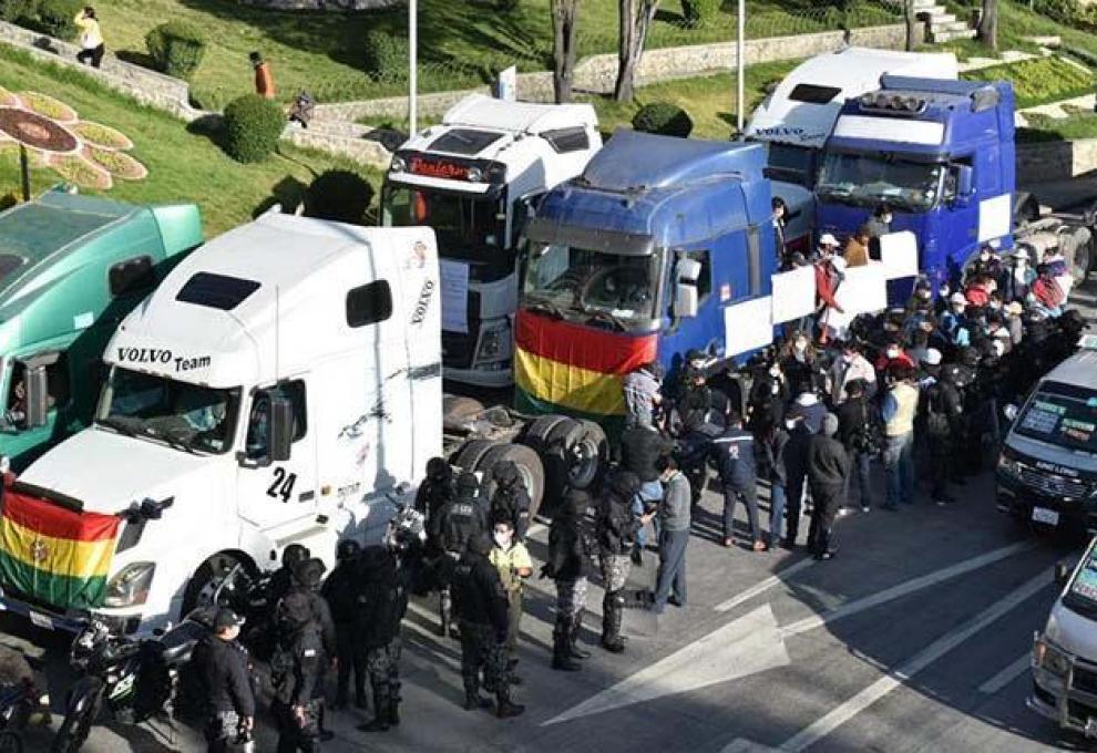 Camiones impiden el libre tránsito de motorizados. Foto: APG