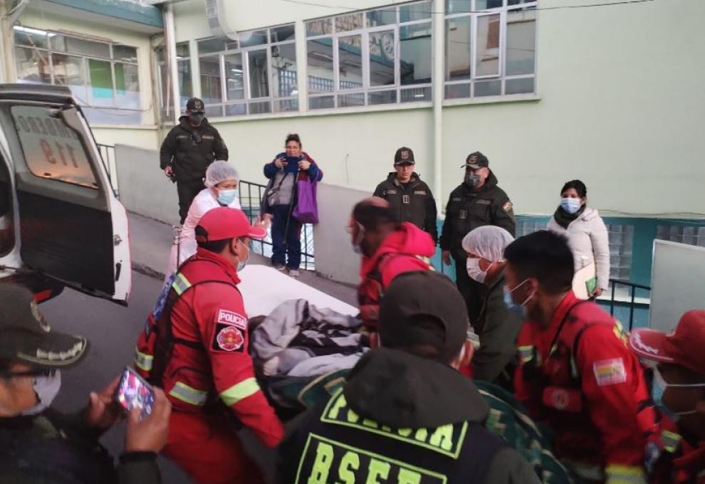 Policía evacuado al Hospital Obrero de la ciudad de La Paz. Foto: RRSS