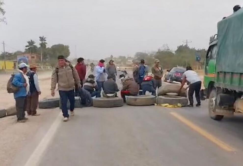 Productores bloquean por tercer día, en el sector de San Julián, Santa Cruz. Foto: ABI. 