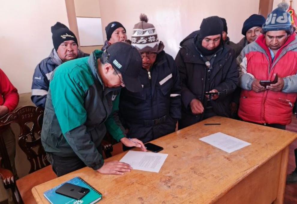 Director de la ANH y transporte de Oruro firman acuerdo en Tambo Quemado. Foto: ANH.