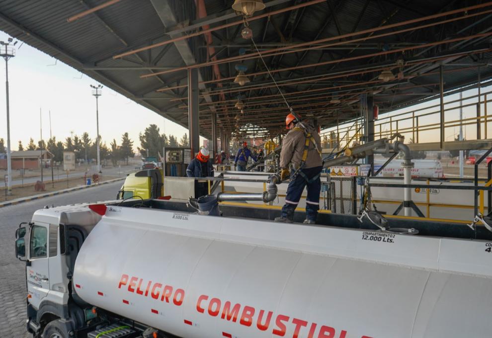 Personal de YPFB realiza el carguío de combustible a las cisternas. Foto: YPFB. 