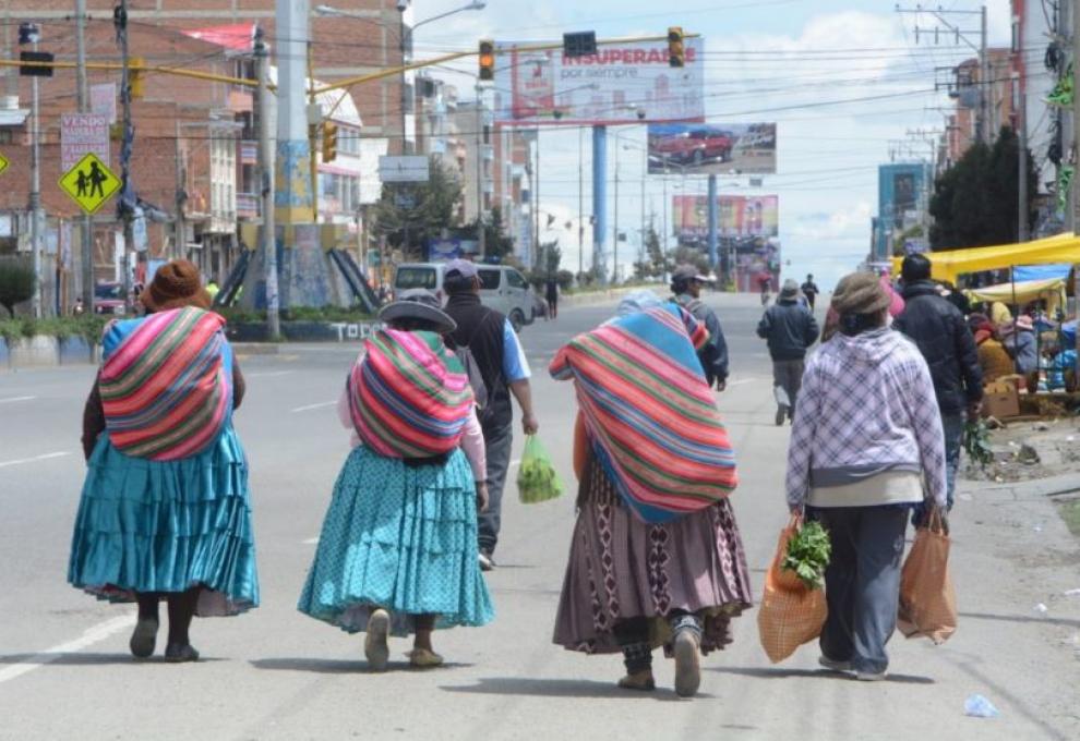 Mujeres de pollera caminan en una de las avenidas de El Alto. Foto: RRSS