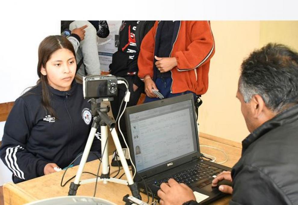 Una joven es registrada en el Padrón Electoral Biométrico en Oruro. Foto: Fuente Directa