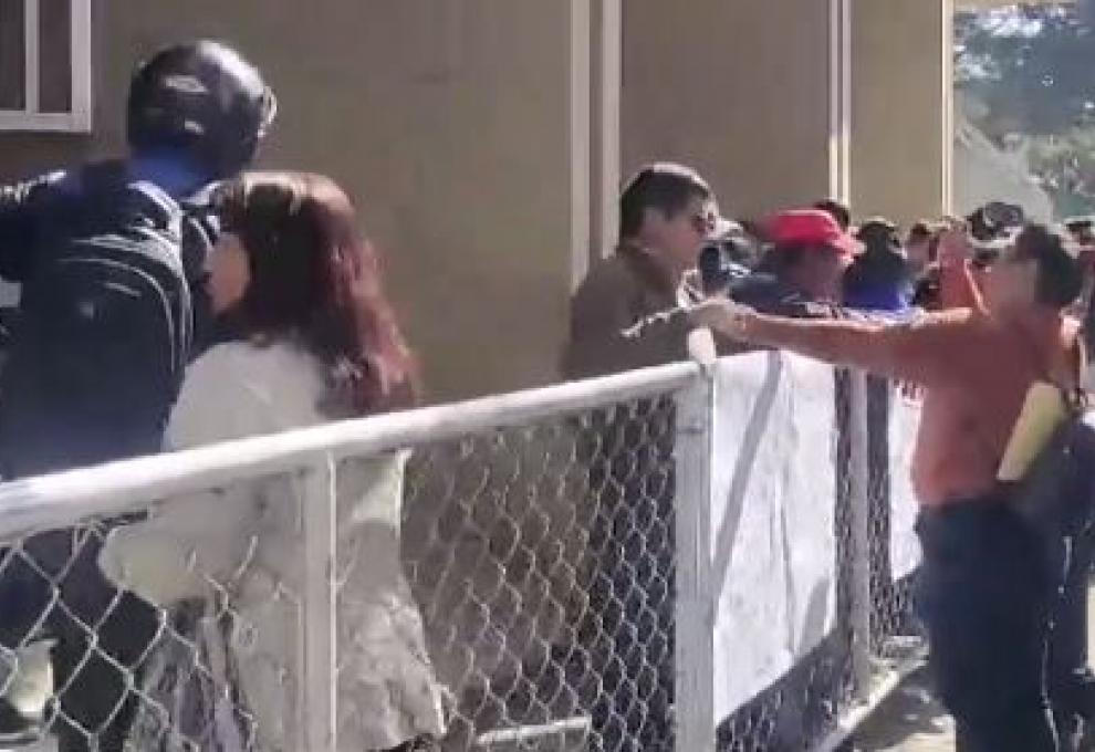 Personas afines a Evo Morales protestan en puertas del TCP. Foto: Captura de video. 