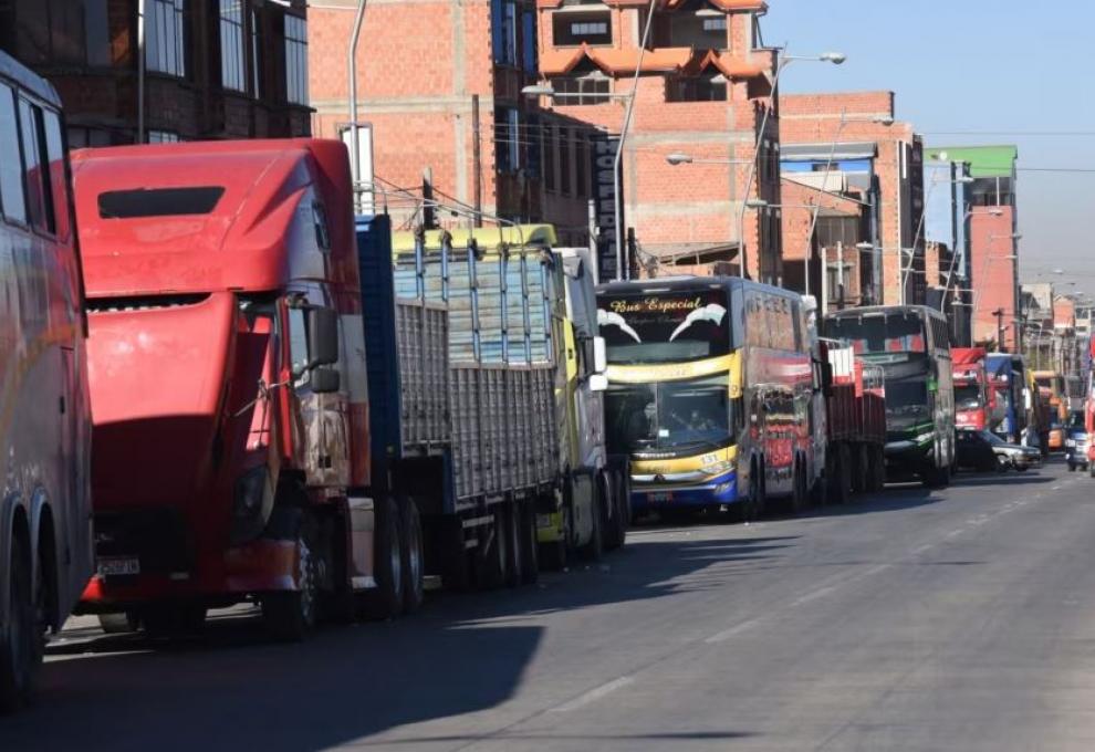 Fila de vehículos en una de las avenidas de la ciudad de El Alto. Foto: Reuters 