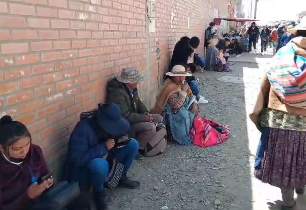 Fila en el Distrito 7. Foto: Captura de video. 