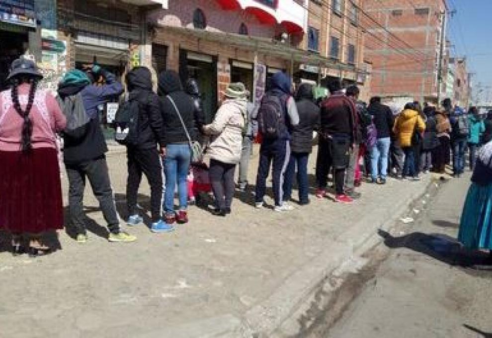 Filas en un centro de empadronamiento de El Alto. Foto: Twitter Erika Apaza.