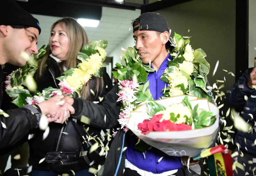 Héctor Garibay, llega al aeropuerto de El Alto. Foto: La Prensa/Álvaro Valero. 