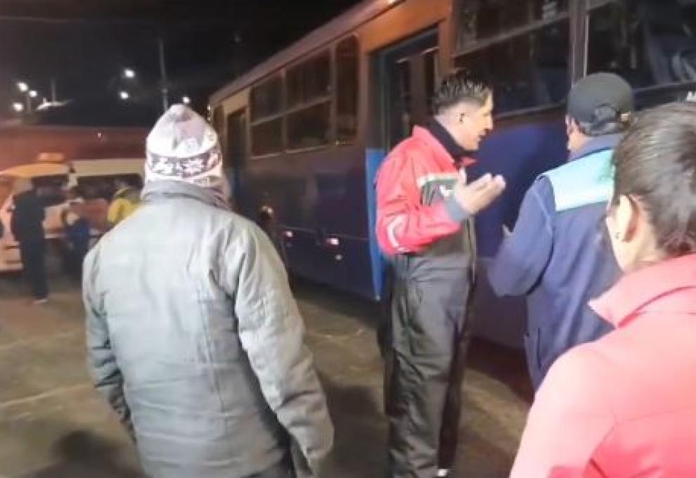 Percance entre transportistas y funcionarios de la Alcaldía de El Alto. Foto: Captura de video