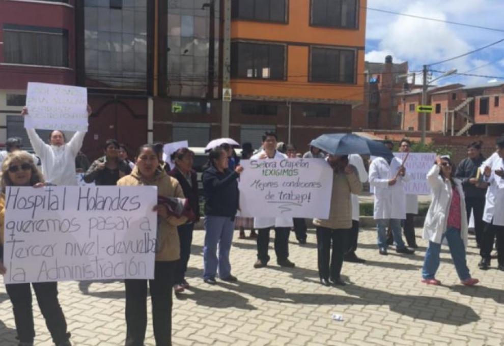 Profesionales y trabajadores del hospital Holandes. Foto: ANF. 