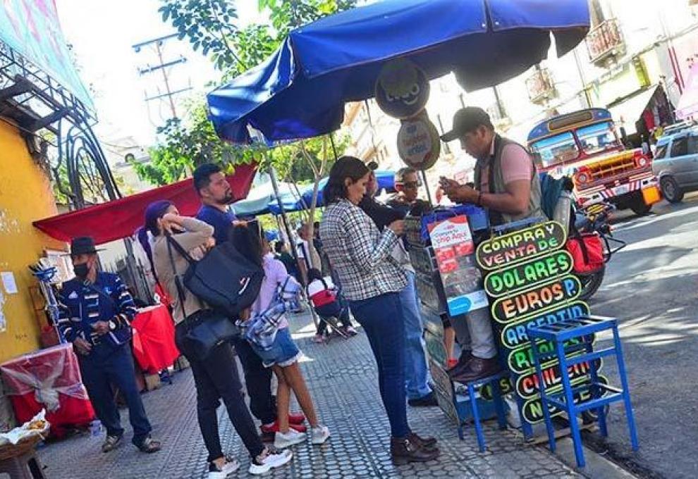 Un librecambista vende dólares. Foto: Los Tiempos. 