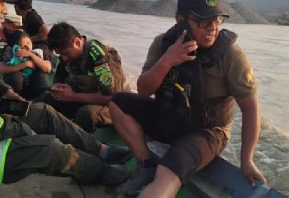 Policías en el río Chamaleo. Foto: Captura de video. 