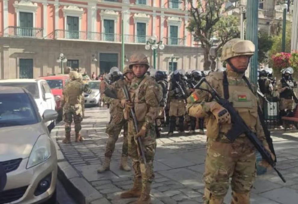 Militares en plaza Murillo. Foto: Asamblea Legislativa.