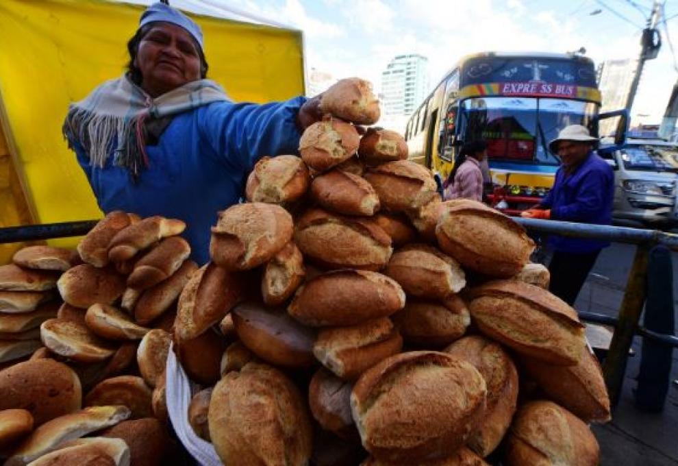 Una vendedora de pan. Foto: La Razón. 