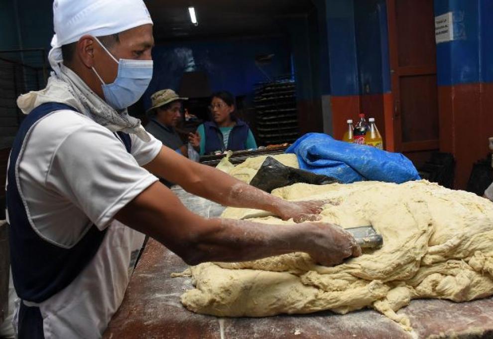 Un panificador chapea la masa. Foto: La Razón. 