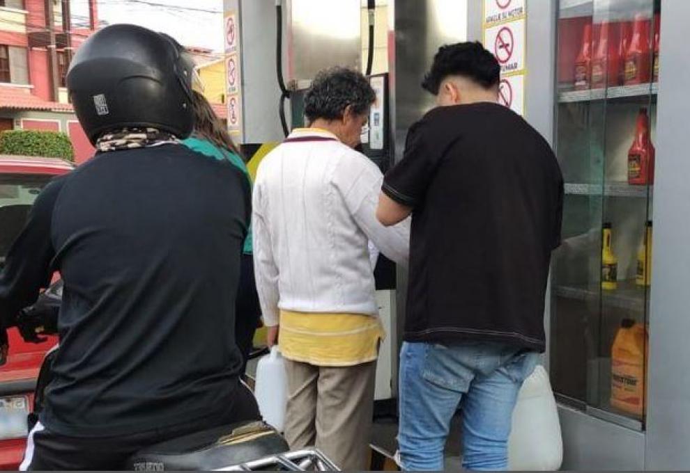 Personas realizan filas para comprar diésel en bidón Cochabamba. Foto: Los Tiempos. 