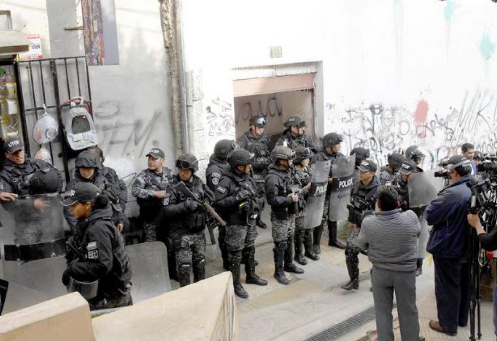 Policias en puertas de la COB. Foto: APG. 